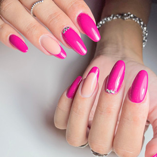 Nail art fucsia con un'unghia french e applicazioni glitter chucky