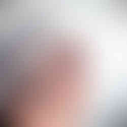 Unghie con french a base nude, decorazioni con cuori vuoti grigi e applicazioni glitter sparsi