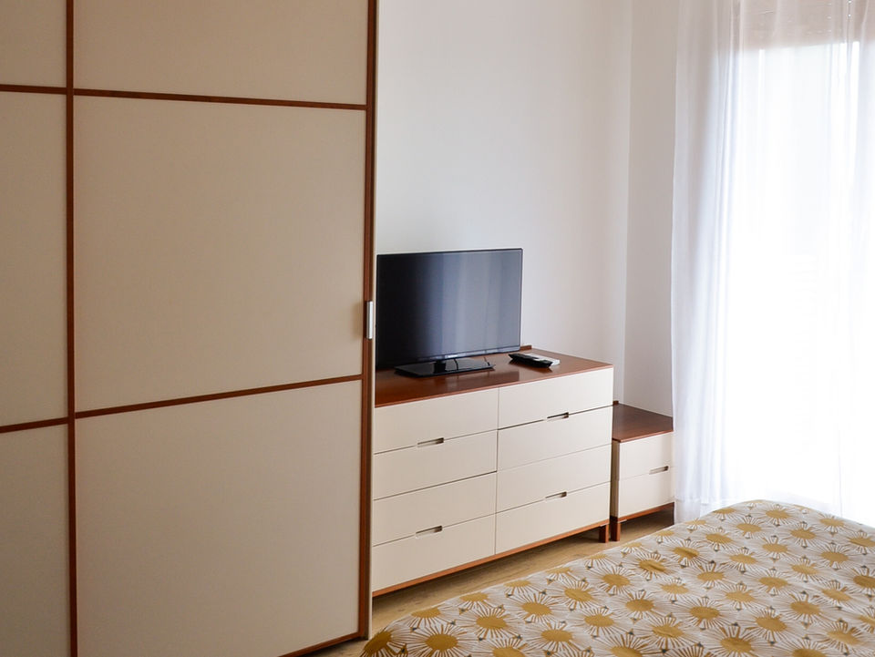 Casa Relli holiday home in Rome South near Tor Vergata – bedroom with wardrobe, chest of drawers, and smart TV for entertainment