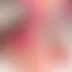 Nail art fucsia con un'unghia con french muccato e un'unghia interamente con pattern muccato.