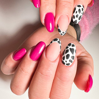 Nail art fucsia con un'unghia con french muccato e un'unghia interamente con pattern muccato.