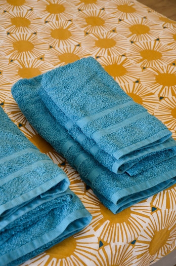 Casa Relli, casa de vacaciones en el sur de Roma, cerca de Tor Vergata. Dormitorio con toallas limpias a disposición de los huéspedes.