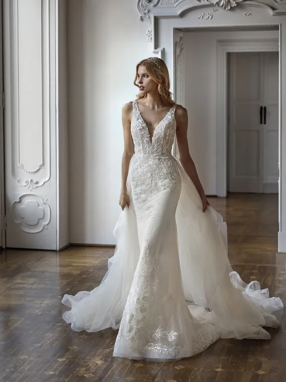 abito da sposa bianco a sirena o mezza sirena audace e sensuale da abbinare ad una nail art particolare e anticonvenzionale 