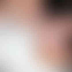 Ricostruzione in gel con due dita french con applicazioni glitter e le altre unghie con glitter sottili su base azzurra.