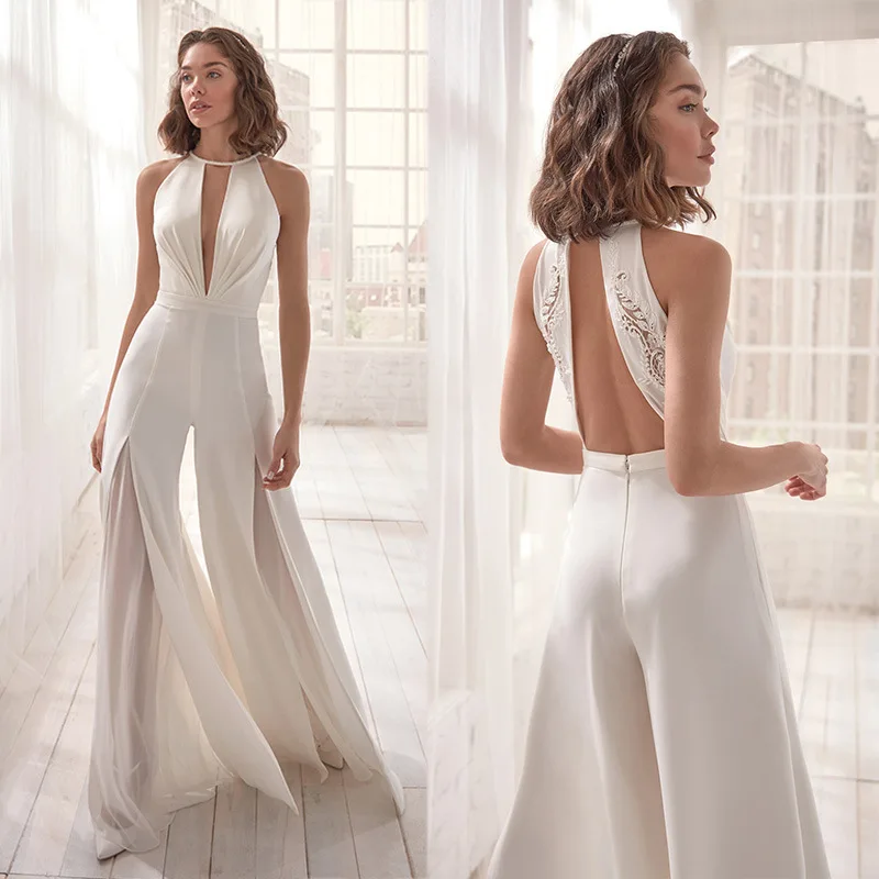 abito da sposa bianco jumpsuit (tuta intera) trendy e audace che si abbina perfettamente ad una nail art altrettanto anticonvenzionale con design a blocchi di colore o unghie cromate