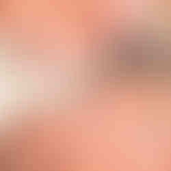 Unghie su base nude con applicazioni paillettes multicolore di diverse dimensioni