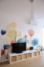 Casa Relli holiday home in Rome South near Tor Vergata – living area with smart TV and floral-decorated wall, connect your streaming accounts easily