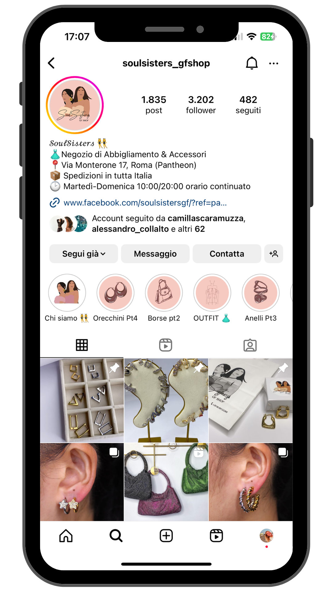 profilo Instagram @soulsisters_gfshop del brand di abbigliamento, accessori e gioielli 100% waterproof SoulSisters GF Shop, in uno smartphone nero.