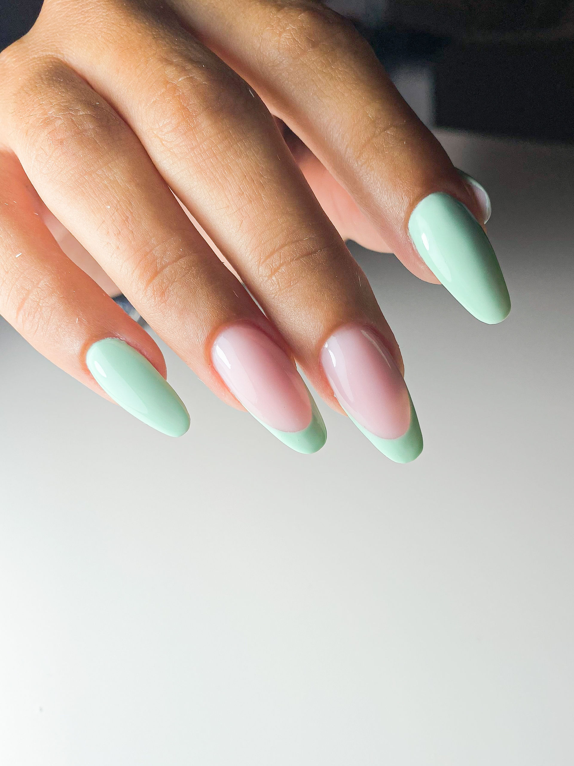 Ricostruzione in gel verde tiffany pastello con due unghie french