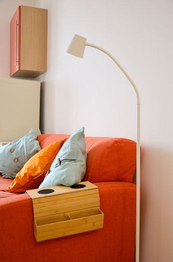 Casa de vacaciones Casa Relli en el sur de Roma, cerca de Tor Vergata: sala de estar abierta con cocina y un sofá naranja brillante para relajarse.