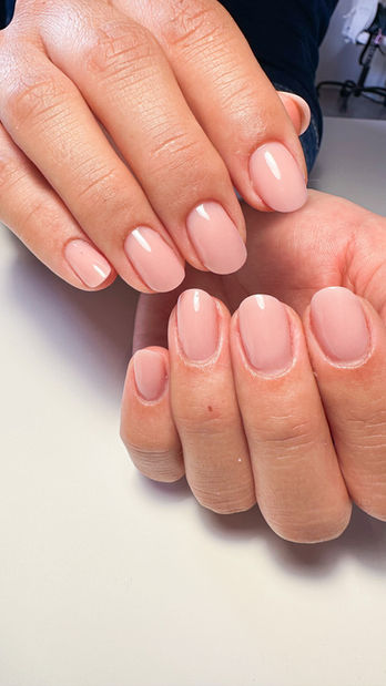 Ricostruzione unghie in gel nude babyboomer bianco latte squadrate corte/medie, lavoro del salone B.nails Academy Roma.