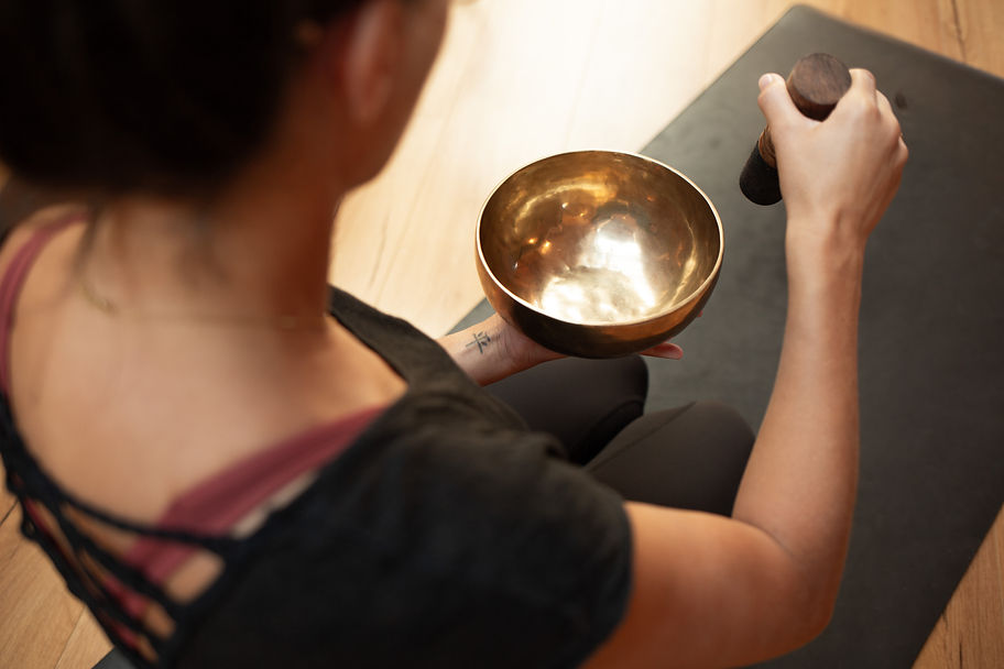 Posture yoga avec bol tibétain - en intérieur. Espace les Sources