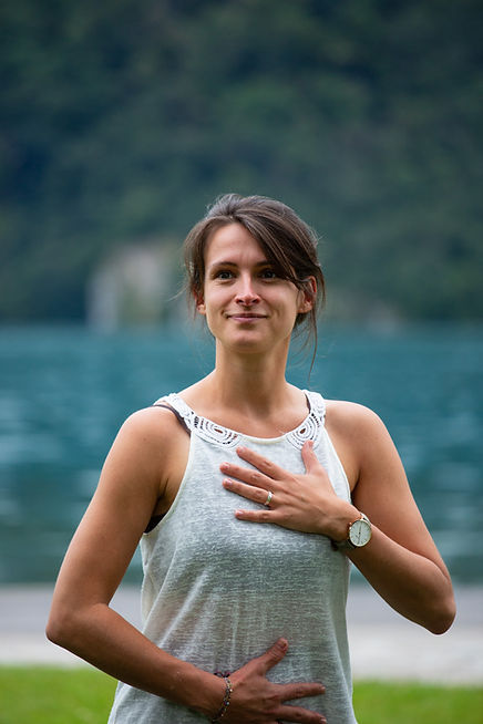 Marion Boucher, exercice respiration. en extérieur, Lac d'Annecy