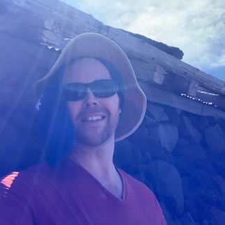 Marukuyama hiding from sun on Fujinomiya trail