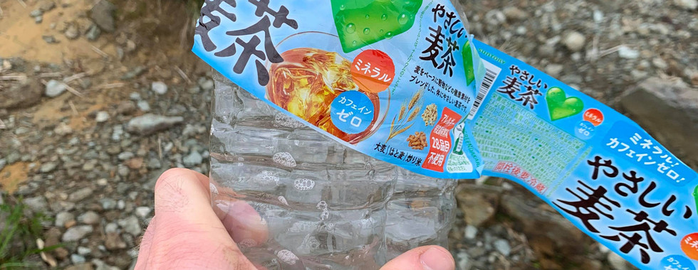 Drinking some mugicha on nishikuro ridge 西黒尾根 on mount tanigawa (mt tanigawadake) 谷川岳