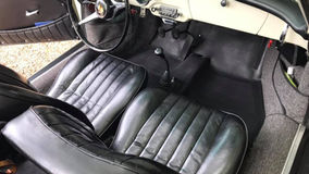 Entretien des cuirs d'une voiture de collection