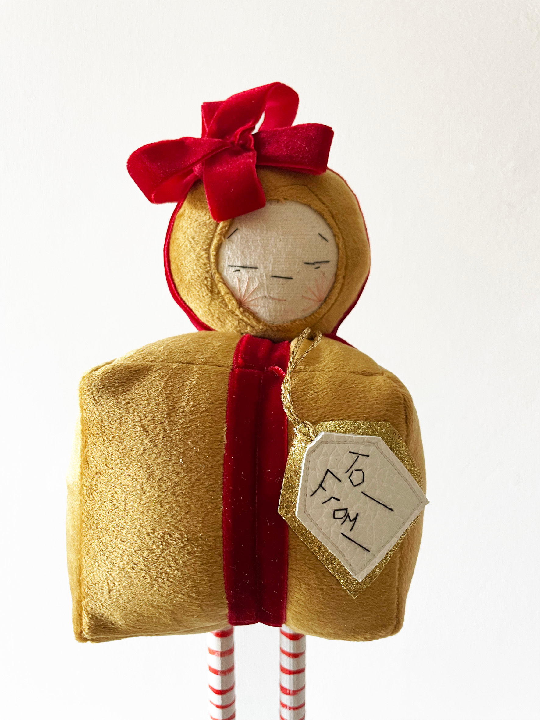 *Last one* The cat in the shoe Christmas parcel, gold. limited edition.