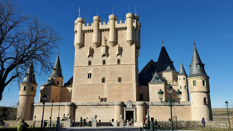 Des gens attendent devant le donjon du château de Ségovie