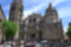 la façade de la cathédrale de Tolède avec des touristes