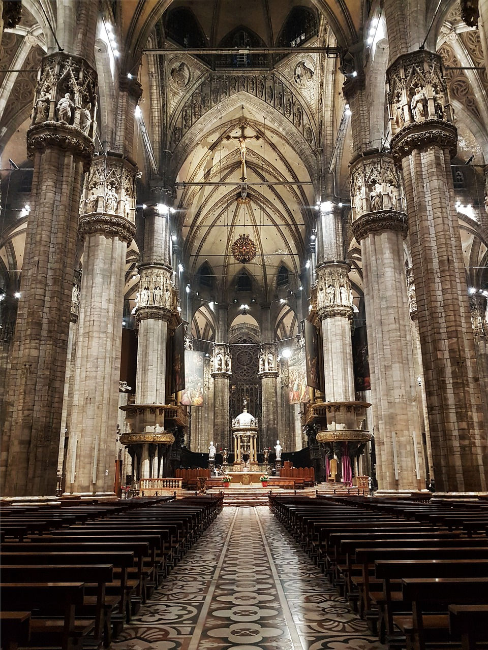 l'intérieur de la cathédrale avec ses colonnes sculptés.