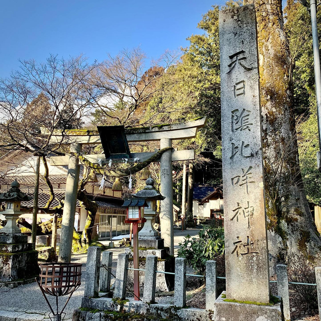 山の麓に位置しすっきりとしているのに鎮守の杜のイメージがある天日陰比咩神社・中能登町二宮