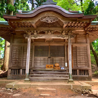 永平寺町の蔵王大権現の拝殿は山の頂上付近にあるとは思えない大きくて迫力がある