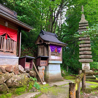 永平寺町竹原にある竹原弁財天社の十三重石塔