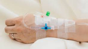 Colocación de sueros intravenosos.