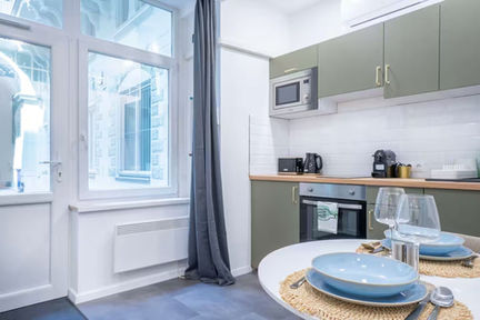 Studio apartment for sale in Podmaniczky street, district 6, Budapest