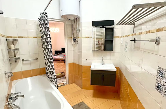 1 bedroom apartment for rent in prime location, Revay koz, district 6, Budapest