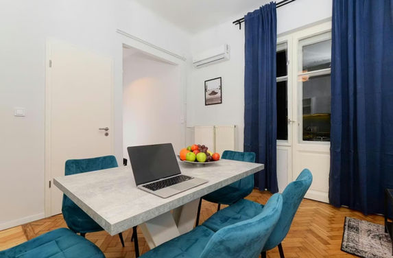 cozy large studio apartment for rent in Rakoczi avenue, district 8, Budapest
