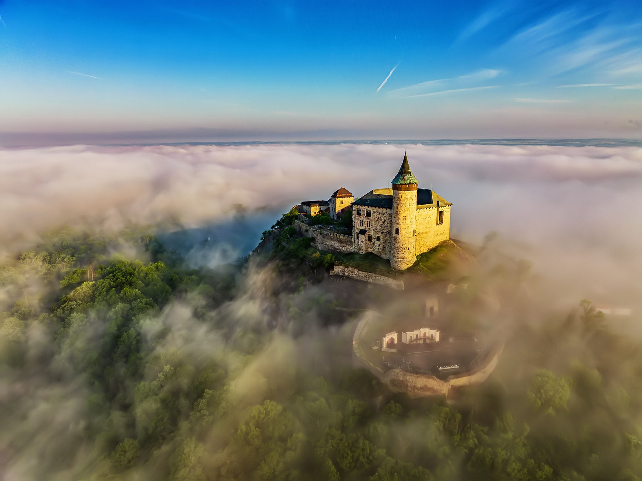 Kunětická hora s ustupující mlhou nad Polabím