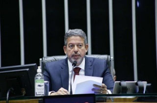 Lira aumenta valor do auxílio moradia dos deputados de R$ 4.253 para R$ 6.654