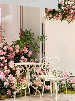 deco florale, décoration florale, fleurs artificielles, composition des fleurs, mise en scène fleurs, instagrammable, fauteuil fleuri, fleur mariage, fleur restaurant, fleur café, decoration restaurant café bar 