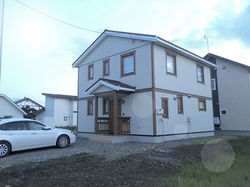 シンプルかつ重厚、外観も素敵なおウチです。