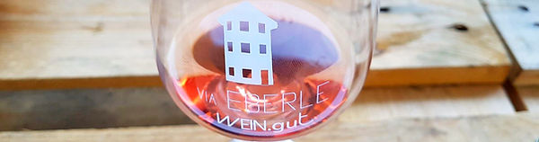 Via Eberle: Vinothek & Gästezimmer - Weinglas