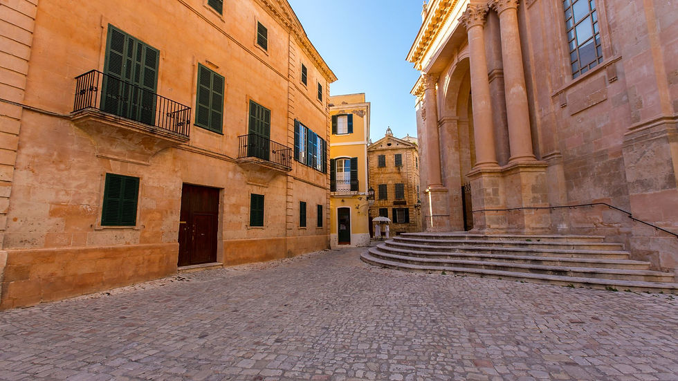 Rue de la ville de Ciutadella de Menorca, devant l'église
