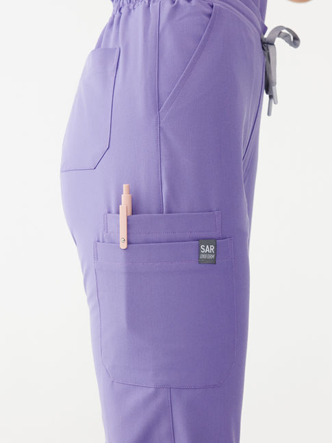 Sar Infinity Cosmos Eflatun Kadın Scrubs Takım - Sağ Yan Cep Detayı