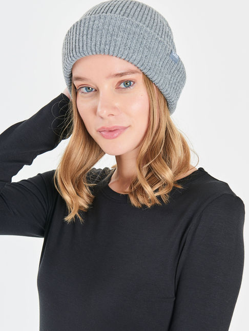 Gri bere yakın plan — katlamalı kenar, esnek ribana