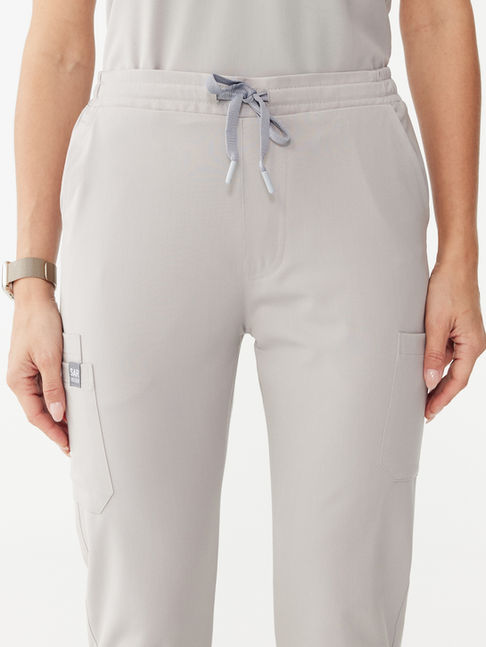 Sar Infinity Cosmos Açık Gri Kadın Scrubs Takım - Lastikli Pantolon Ön Görünüm