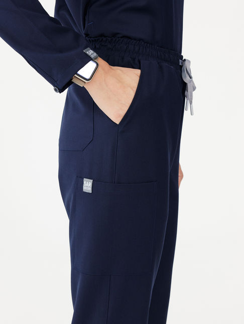 Sar Infinity Quasar lacivert kadın tesettür scrubs takım ön cep detaylı görünüm