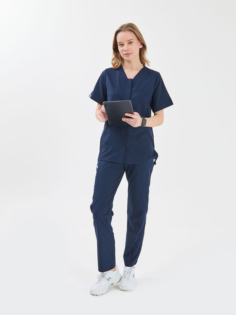 Tablet tutan kadın model – lacivert Refresh kadın hemşire forması, modern ve rahat kalıp.