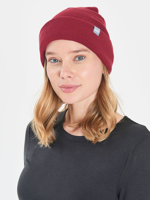 Bordo bere yakın plan — katlamalı kenar, esnek ribana