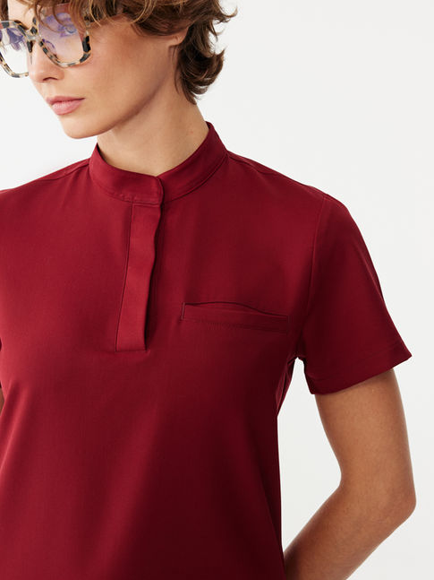 Sar Infinity Cosmos Bordo Kadın Scrubs Takım - Yaka ve Kumaş Detayı