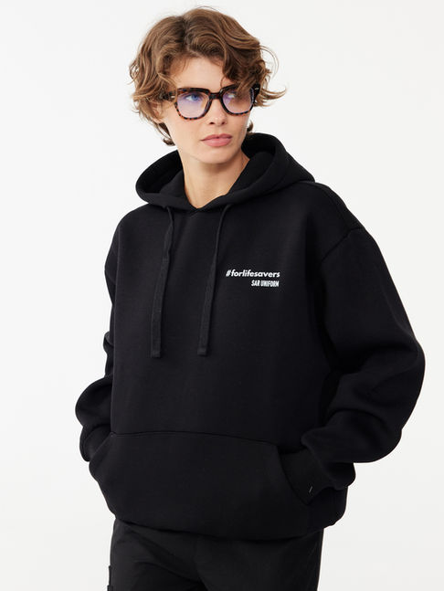 Yakın çekim (kadın model) — Sar Infinity Pulse Siyah Sweatshirt, minimal logo detayıyla şıklığı vurgular.