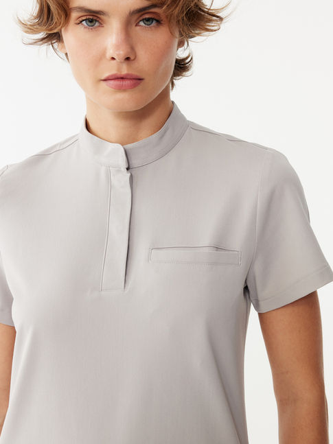 Sar Infinity Cosmos Açık Gri Kadın Scrubs Takım - Yaka Kesimi ve Kumaş Detayı