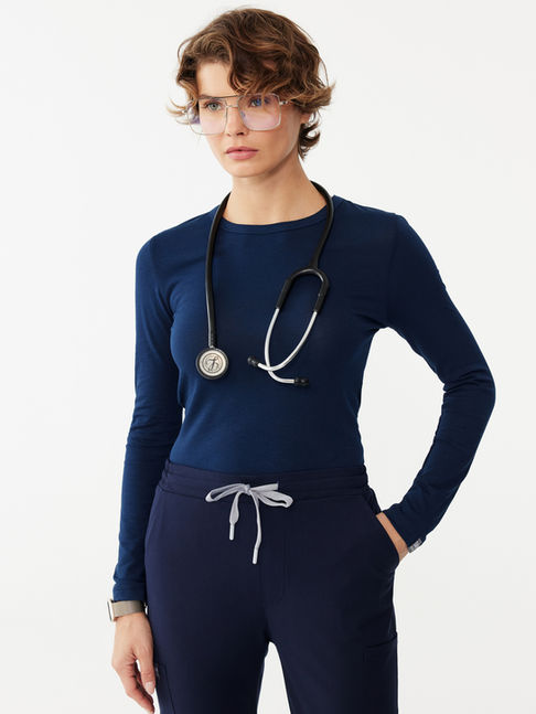 Cascara Lacivert Pamuklu Underscrub Body ön görünüm stetoskop ile