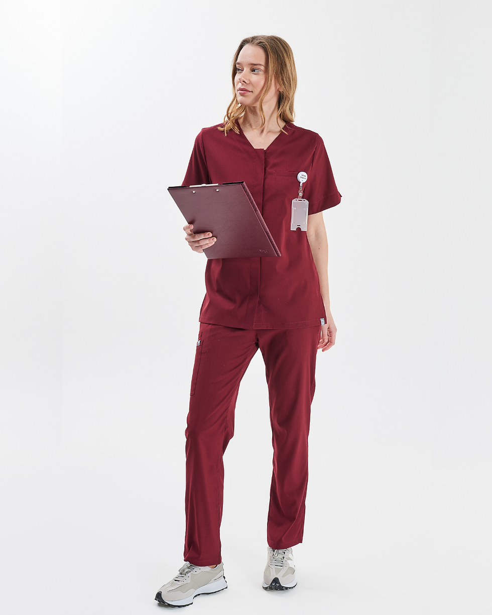 Refresh Bordo Kadın Medikal Üniforma Takım – Üst forma detaylı çekim kadın scrubs