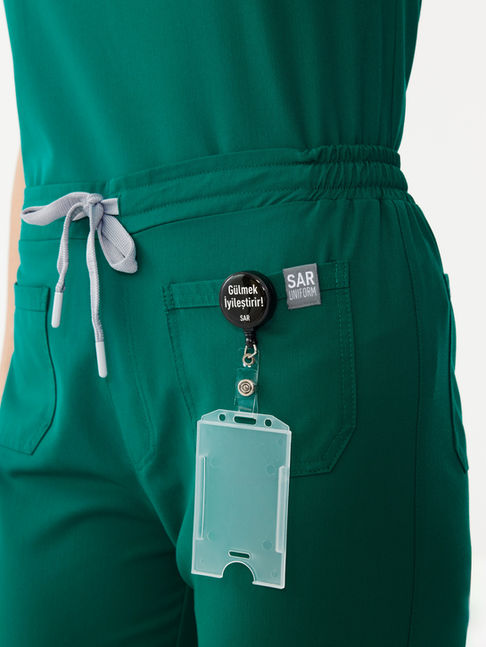 Sar Infinity Genom Alpine Green Kadın Scrubs Pantolon anahtarlık ve kartlık aksesuar ile cep detayı
