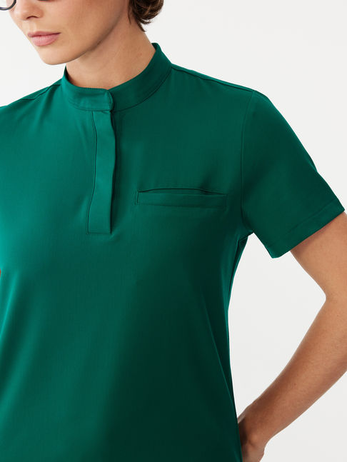 Sar Infinity Cosmos Alpine Green Kadın Scrubs Takım göğüs cep ve yaka detayı